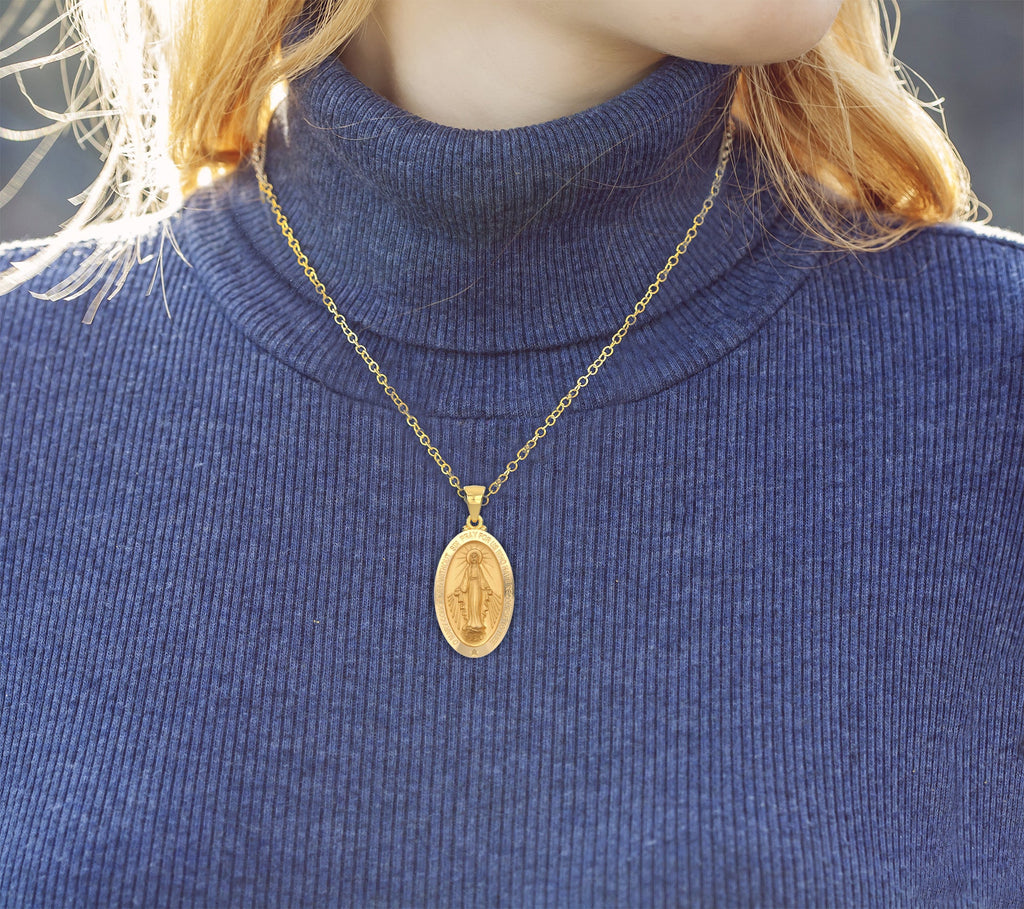14K Yellow Gold Oval Pendant Necklace V540