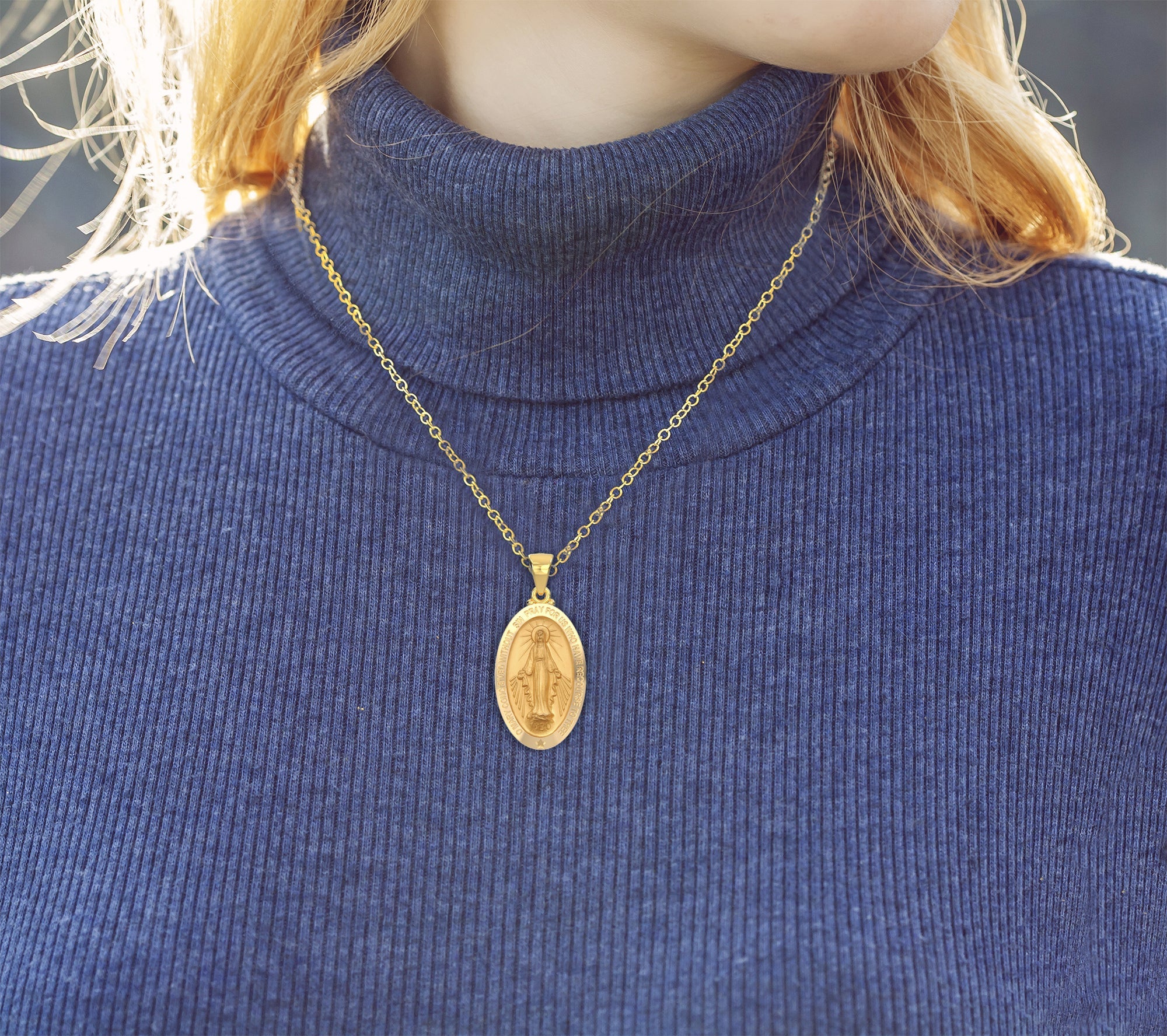 14K Yellow Gold Oval Pendant Necklace V540